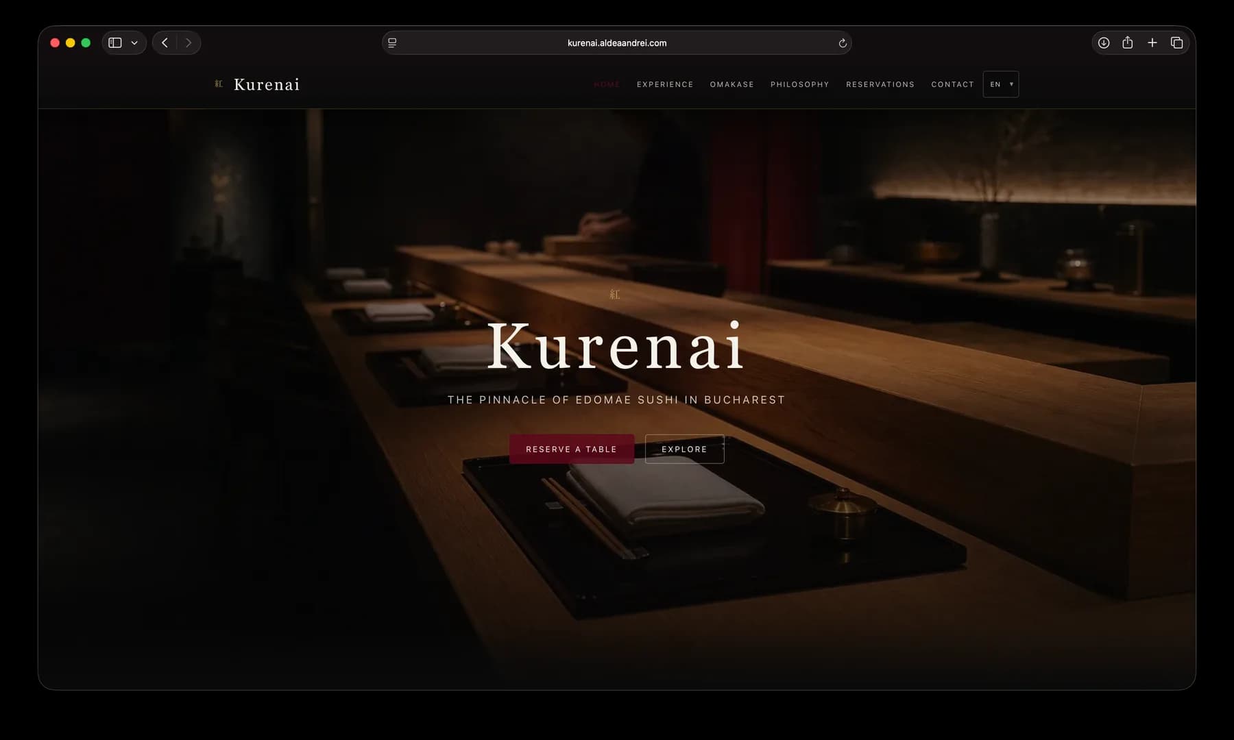 Site-ul omakase Kurenai afișat într-un browser desktop întunecat