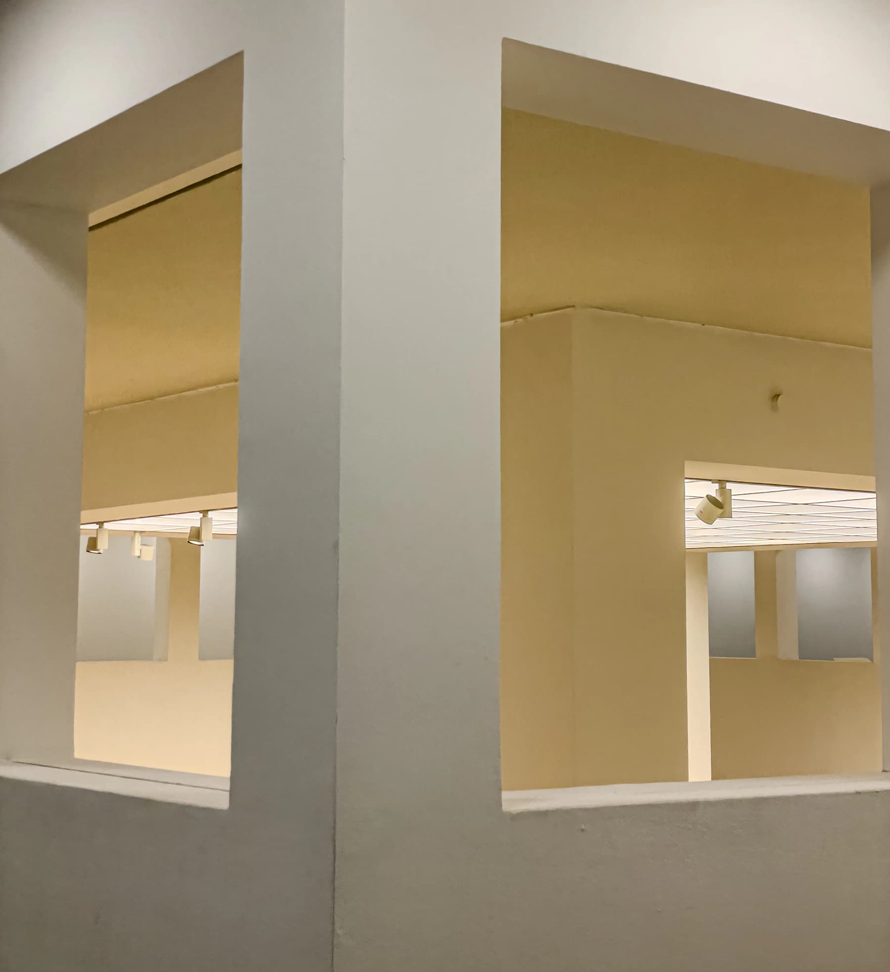 Arhitectură minimalistă a unei galerii contemporane