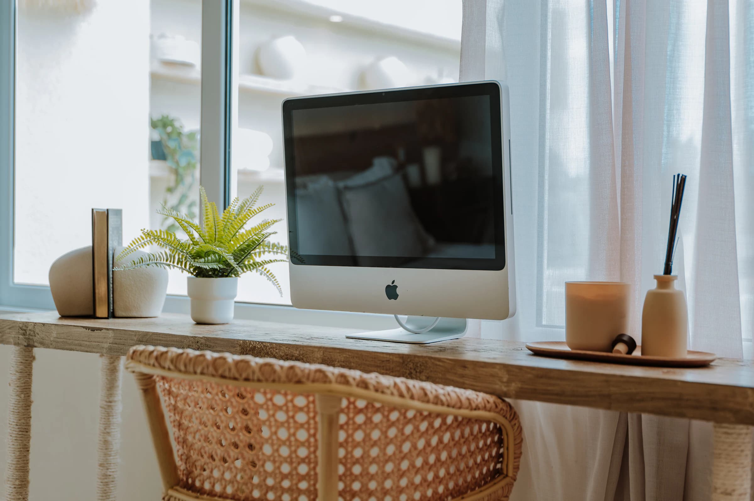 Studio luminos de design de produs cu spațiu de lucru desktop
